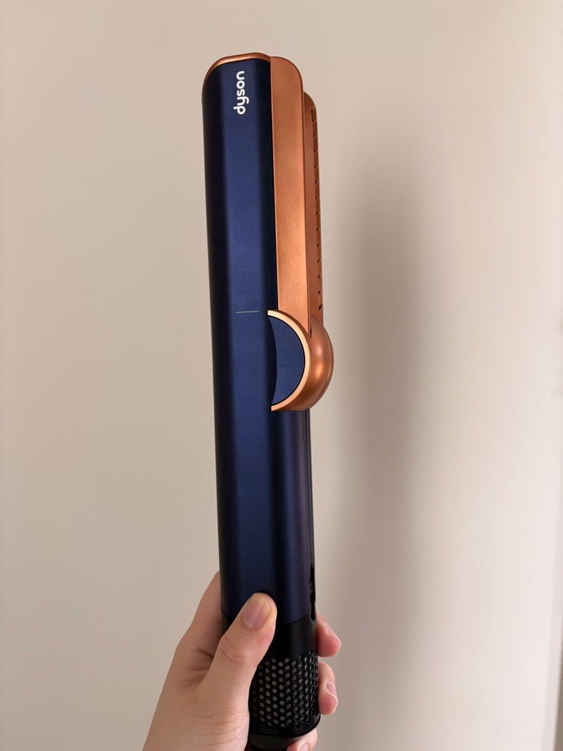 Dyson Airstrait吹風機 （分類：沐浴及身體護理 - 脫毛）位於 Hong Kong。 由 sophiawht 提交（商品編號 1443837661，圖片 1）。簡介： 有一粒按鈕鬆脫已遺失但不影響使用 附送收納袋 可少議價。