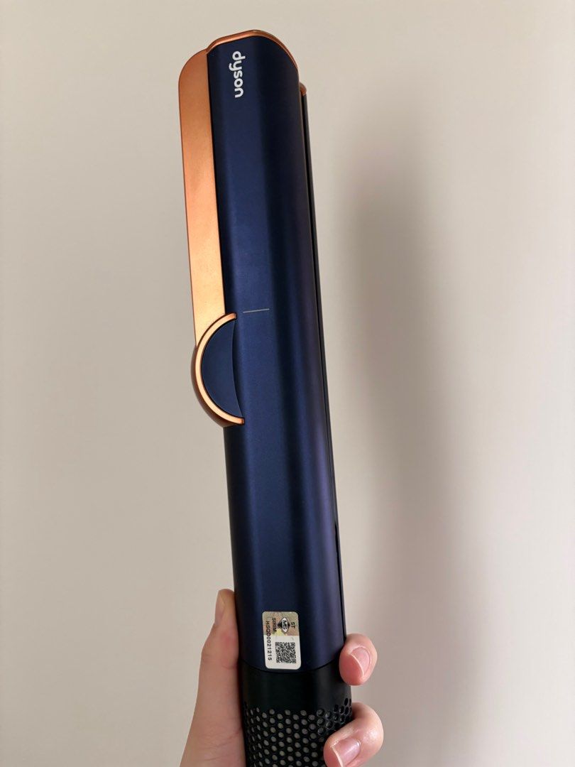 Dyson Airstrait吹風機 （分類：沐浴及身體護理 - 脫毛）位於 Hong Kong。 由 sophiawht 提交（商品編號 1443837661，圖片 3）。簡介： 有一粒按鈕鬆脫已遺失但不影響使用 附送收納袋 可少議價。