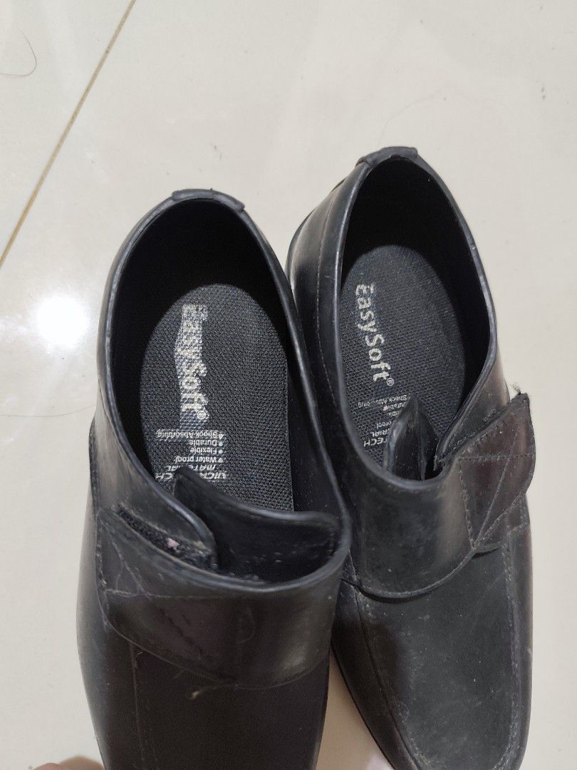 EasySoft Black Velcro Strap Shoes Size 30 (Category: Babies & Kids Fashion) located in Taytay. Submitted by PrelovedCollections (Listing ID 1443722990, Image 2). Description: - Brand: EasySoft - Color: Black - Size: 30 - Closure: Velcro straps for easy on and off - Sole: Features a good grip pattern - Ideal for: Everyday wear.