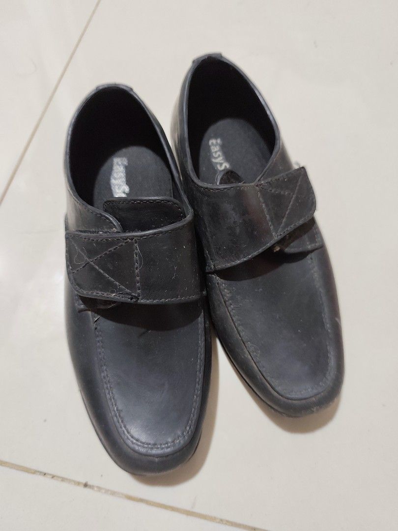 EasySoft Black Velcro Strap Shoes Size 30 (Category: Babies & Kids Fashion) located in Taytay. Submitted by PrelovedCollections (Listing ID 1443722990, Image 1). Description: - Brand: EasySoft - Color: Black - Size: 30 - Closure: Velcro straps for easy on and off - Sole: Features a good grip pattern - Ideal for: Everyday wear.