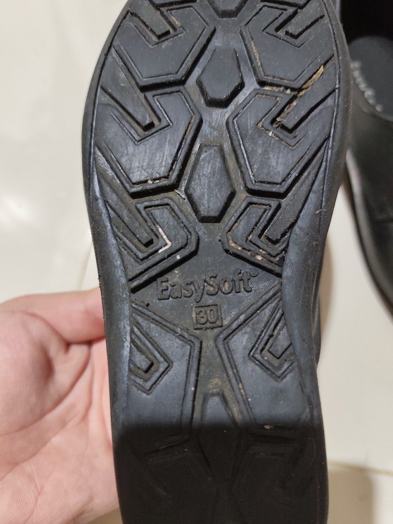 EasySoft Black Velcro Strap Shoes Size 30 (Category: Babies & Kids Fashion) located in Taytay. Submitted by PrelovedCollections (Listing ID 1443722990, Image 3). Description: - Brand: EasySoft - Color: Black - Size: 30 - Closure: Velcro straps for easy on and off - Sole: Features a good grip pattern - Ideal for: Everyday wear.