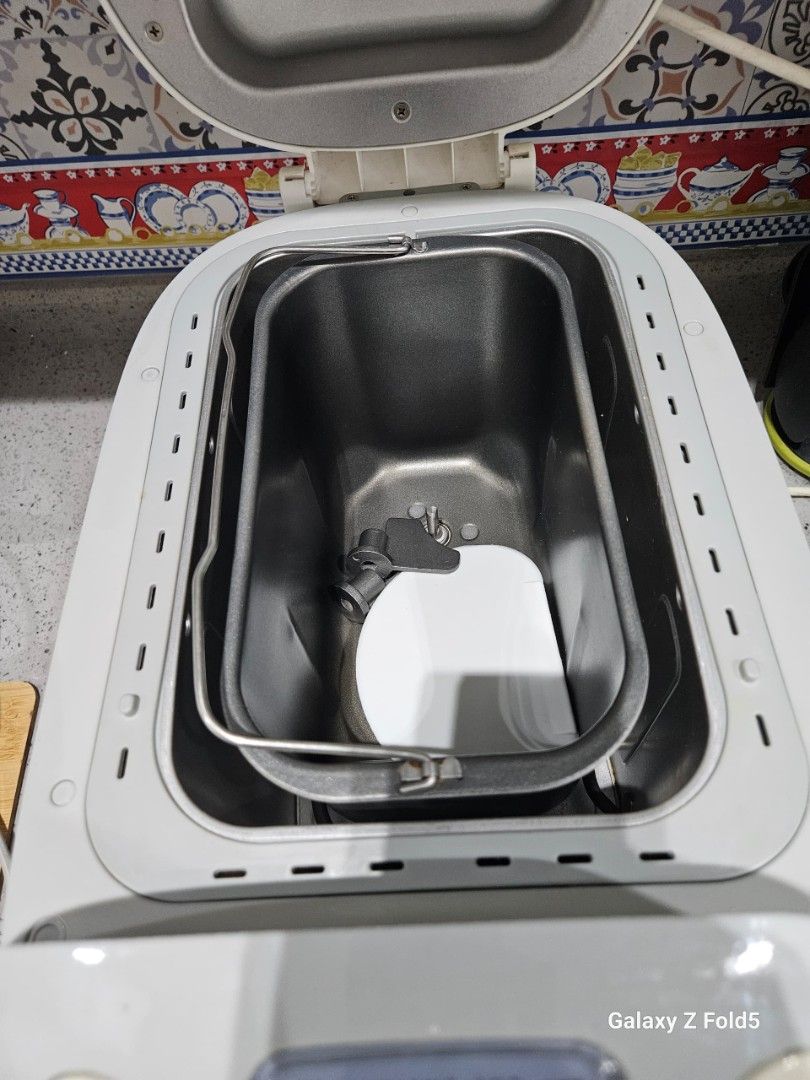 Empress Bread Maker Machine (Category: Breadmakers) located in Kota Kinabalu. Submitted by ms_chia_28 (Listing ID 1443876680, Image 3). Description: - Empress bread maker - Makes loaves up to 3.0LB - Multiple settings: quick, whole wheat, dough - Easy-to-use control panel with LCD display - Clean interior - Ideal for delicious homemade bread LCD darkened, but the machine still works perfectly for making bread..