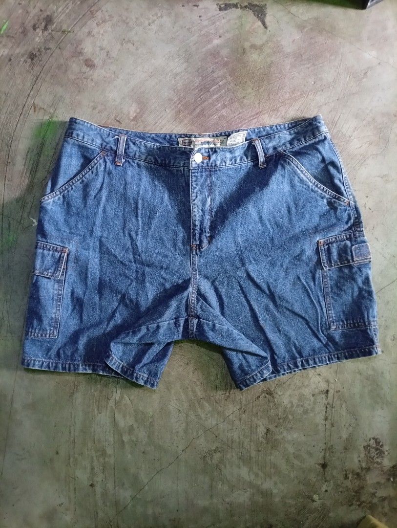 Faded Glory Cargo Denim shorts (Category: Shorts) located in Manila. Submitted by mojonarchives (Listing ID 1443780938, Image 2). Description: Faded Glory Cargo Denim shorts size:34 Length:18 inches Hem:13.5 Inches Condition Excellent Colorate 9.5/10 Issue:0 Delivery Every Saturday 🙏❤️ Location Quezon City MOP Gcash MOD Jnt Express 🚀.