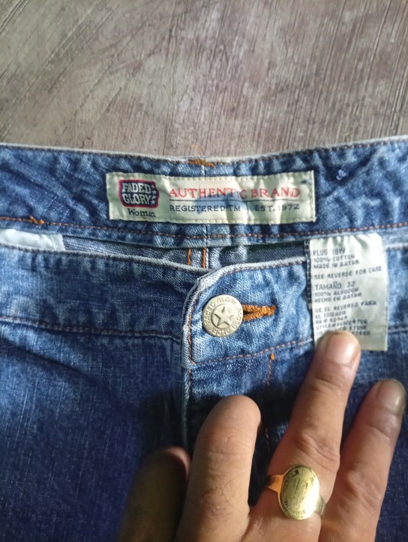 Faded Glory Cargo Denim shorts (Category: Shorts) located in Manila. Submitted by mojonarchives (Listing ID 1443780938, Image 3). Description: Faded Glory Cargo Denim shorts size:34 Length:18 inches Hem:13.5 Inches Condition Excellent Colorate 9.5/10 Issue:0 Delivery Every Saturday 🙏❤️ Location Quezon City MOP Gcash MOD Jnt Express 🚀.