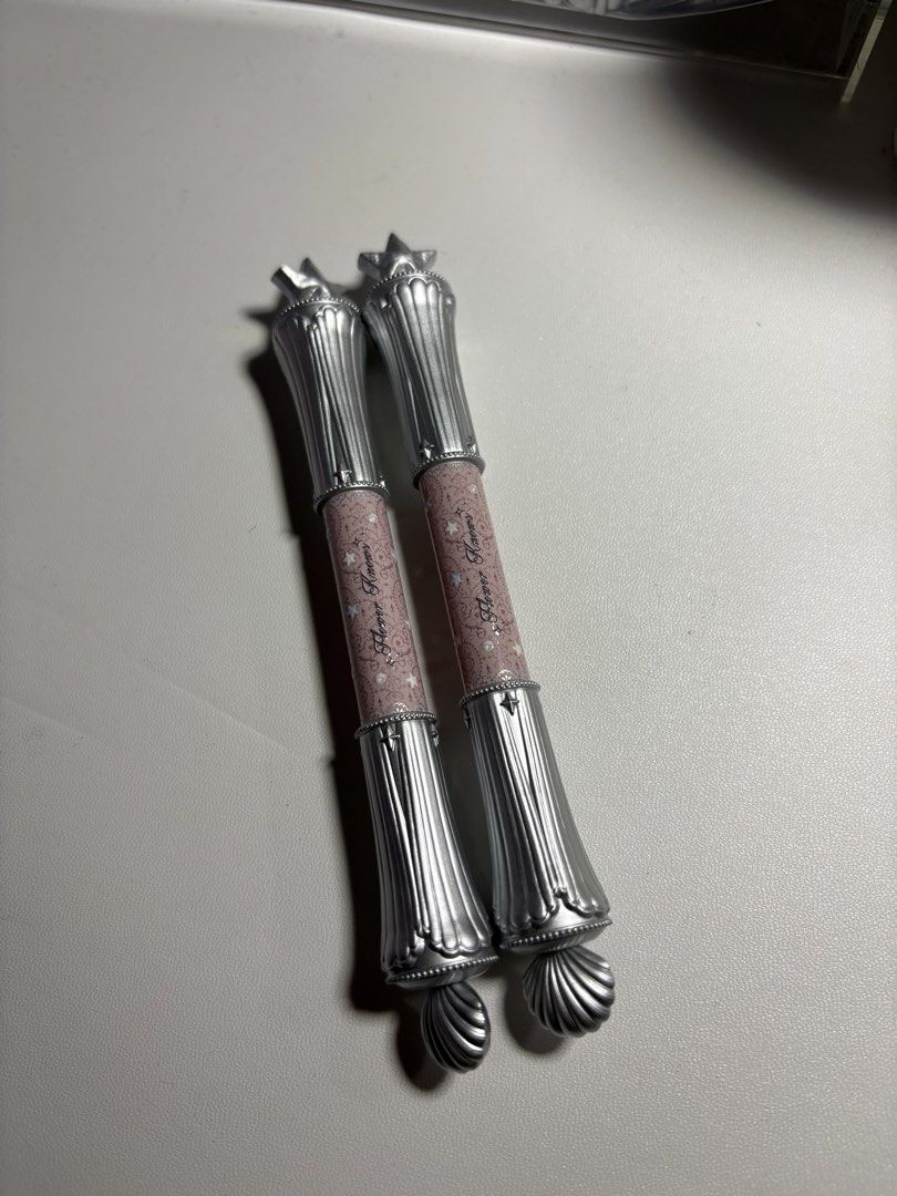 Flowerknows Shell's Jewel Highlighters (Category: Makeup) located in Batangas. Submitted by rocheluxy (Listing ID 1443836144, Image 2). Description: W box Brand new.