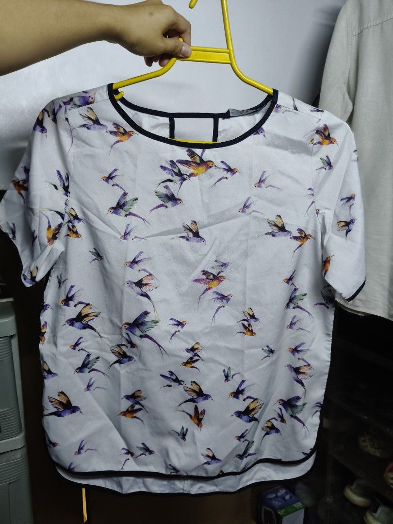 Forme White Bird Print Short Sleeve Top (Category: Blouses) located in Manila. Submitted by yneks (Listing ID 1443784837, Image 1). Description: forme - Adorable white top with a playful all-over bird print. - Comfortable short sleeves and classic round neckline. - Stylish black trim detailing on the collar and hem. - Made from a lightweight material, ideal for everyday wear. - Effortlessly pairs with jeans or shorts for a casual look..