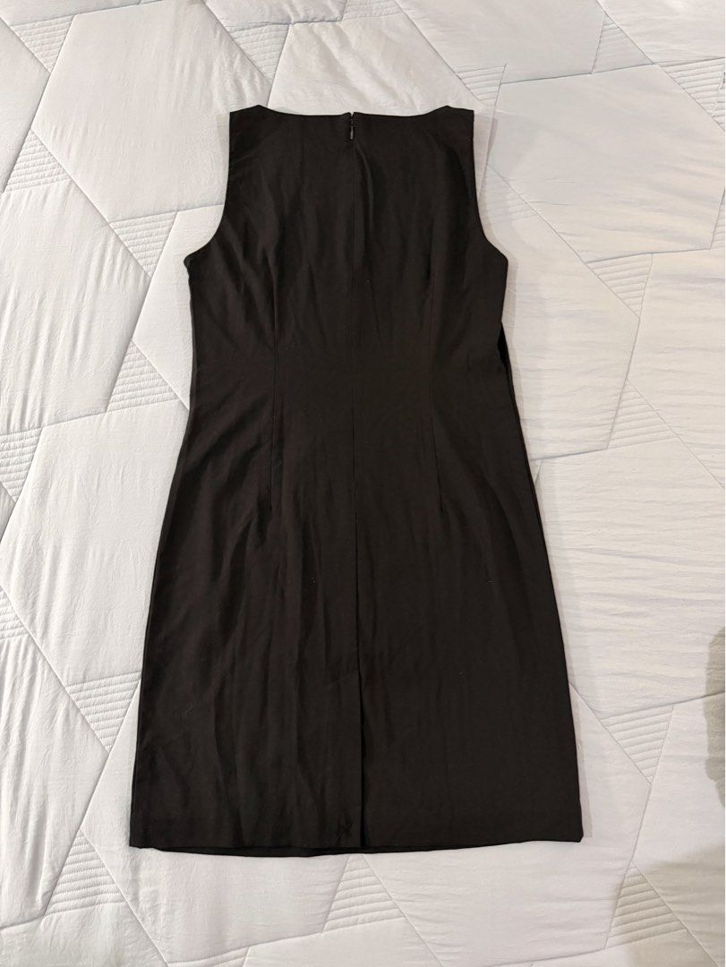 Gap little black dress (Category: Dresses) located in Pasig City. Submitted by tnyap (Listing ID 1443787217, Image 2). Description: Size 10 L - 37.5in W - 18.5in.