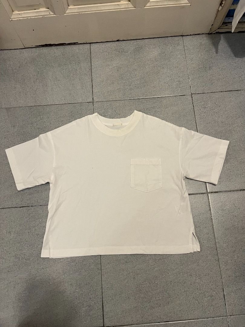 GU Boxy White Pocket T-Shirt (Category: Shirts) located in Angeles City. Submitted by redballetflats (Listing ID 1443841727, Image 1). Description: Basic white tee with chest pocket. Size S on tag but can fit until Medium. Has a few flaws (see pictures). Perfect for daily wear..