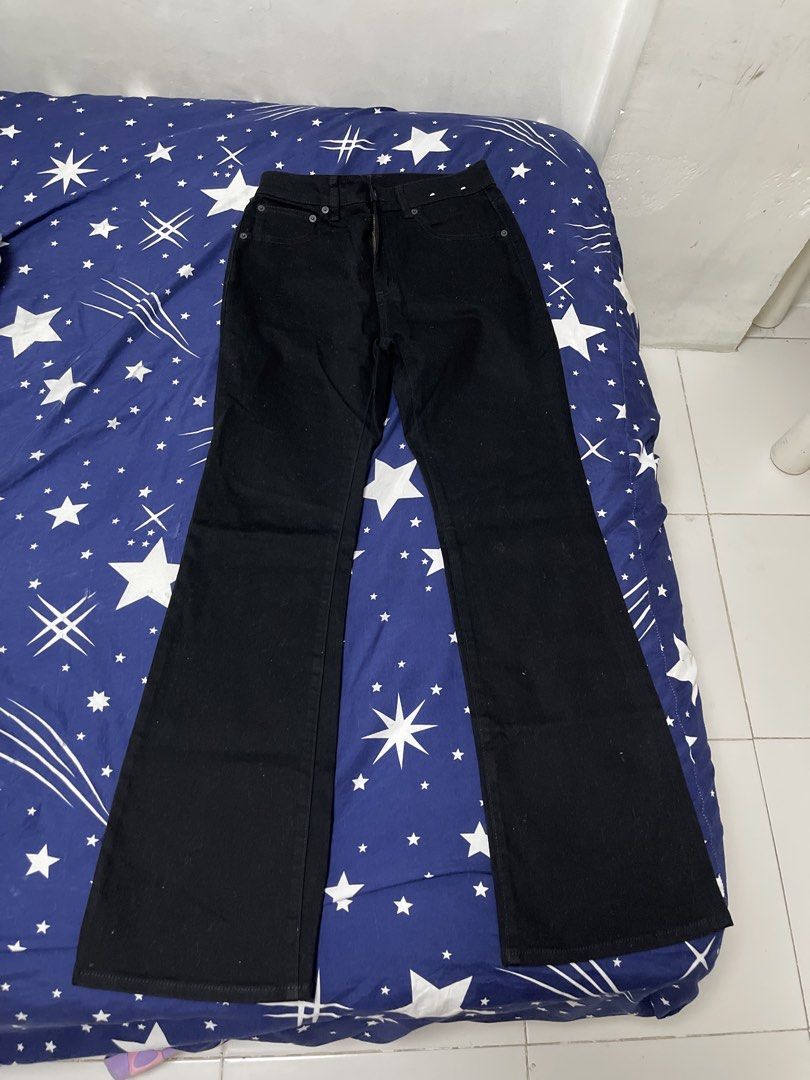 GU uniqlo black flared jeans (Category: Jeans) located in Taguig. Submitted by kayeph (Listing ID 1443892887, Image 2). Description: Bnew without tag Medium Flared Jeans 📍 Taguig RFS decluttering .