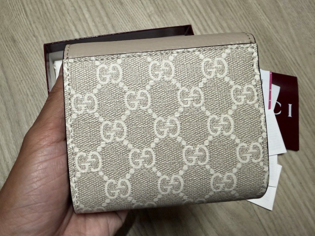 由 supersusu (刊登 ID 1443878283，圖片 3) 提交，位於 台中市 (Taichung) 的 Gucci 短夾 (類別：精品包與皮夾)，說明：已網路誠信經營多年，銷售破千顆👍 台中歡迎面交～～～ 廣受好評，本賣場只有正品！！ 有喜歡都可以問～～價格好說😁 ▫️如是二手商品不可能完美無暇，完美主義者請繞路。 ▫️本賣場只販售 ❌不換物❌ ▫️誇張議價，貪小便宜，請另尋美包。 歡迎加入社群！ https://line.me/ti/g2/SWhbOQMvqf4M2841gQ-ufmCIyerNw4DCi7uZXA?utm_source=invitation&utm_medium=link_copy&utm_campaign=default。