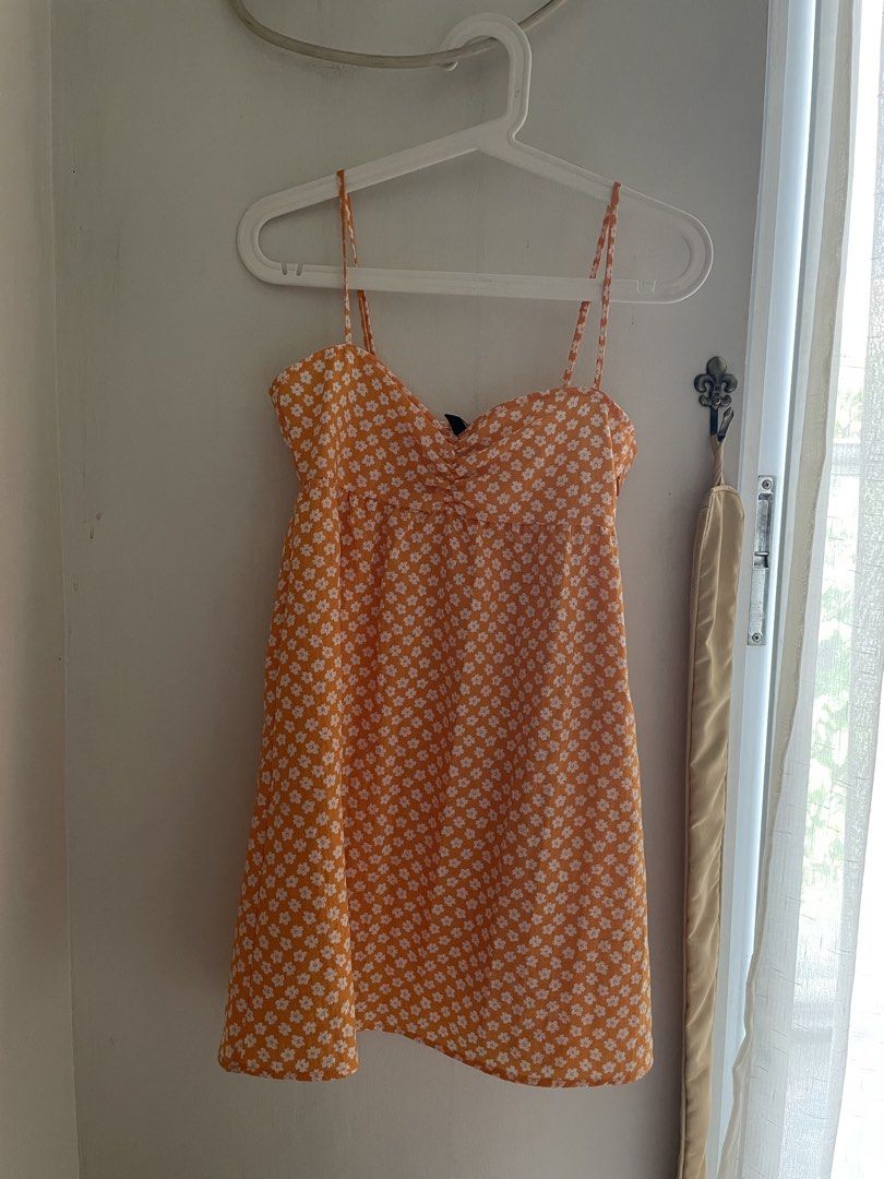 H&M - Orange Floral Mini Dress (Category: Dresses) located in Quezon City. Submitted by lilyessentials (Listing ID 1443775162, Image 2). Description: Size: XS Waist: 25-26 No flaws. No stain. PERFECT condition.