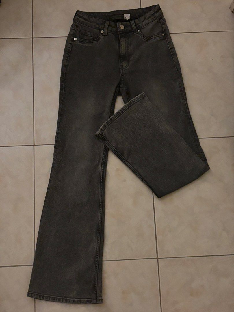 H&M Grey High waist Flared Jeans (Category: Jeans) located in Manila. Submitted by wntrsbl (Listing ID 1443828685, Image 1). Description: - H&M Grey Flared Jeans - High-Waisted Style - Size: 4 US / 36 EUR - Comfortable Denim Material - Ideal for Casual Outfits - Selling because they don't fit anymore - Please check photos for exact color shade.