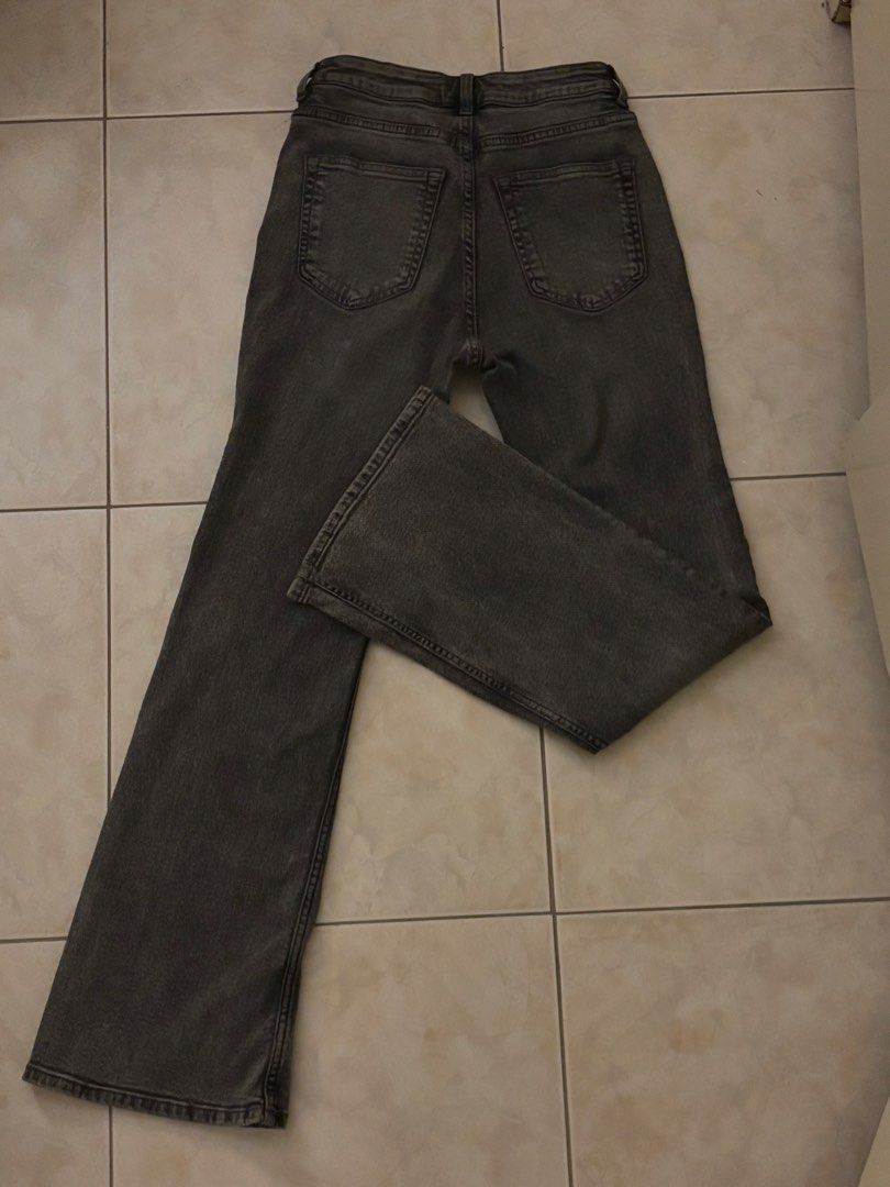 H&M Grey High waist Flared Jeans (Category: Jeans) located in Manila. Submitted by wntrsbl (Listing ID 1443828685, Image 2). Description: - H&M Grey Flared Jeans - High-Waisted Style - Size: 4 US / 36 EUR - Comfortable Denim Material - Ideal for Casual Outfits - Selling because they don't fit anymore - Please check photos for exact color shade.