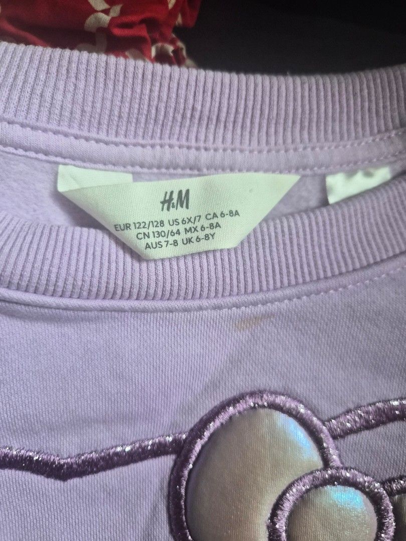 H&M Kids Hello Kitty Lavender Sweatshirt (Category: Babies & Kids Fashion) located in Cavite. Submitted by frombellas (Listing ID 1443734397, Image 3). Description: - Cute lavender sweatshirt for kids - Features Hello Kitty graphic on the front - Small embroidered detail on the sleeve - Brand: H&M - Ideal for casual wear.