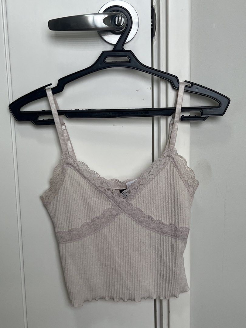H&M White Laced Sleeveless Top (Category: Sleeveless) located in Quezon City. Submitted by cheskatan (Listing ID 1443740771, Image 1). Description: Height: 17 inches Width: 11 inches Bust: 11 inches.