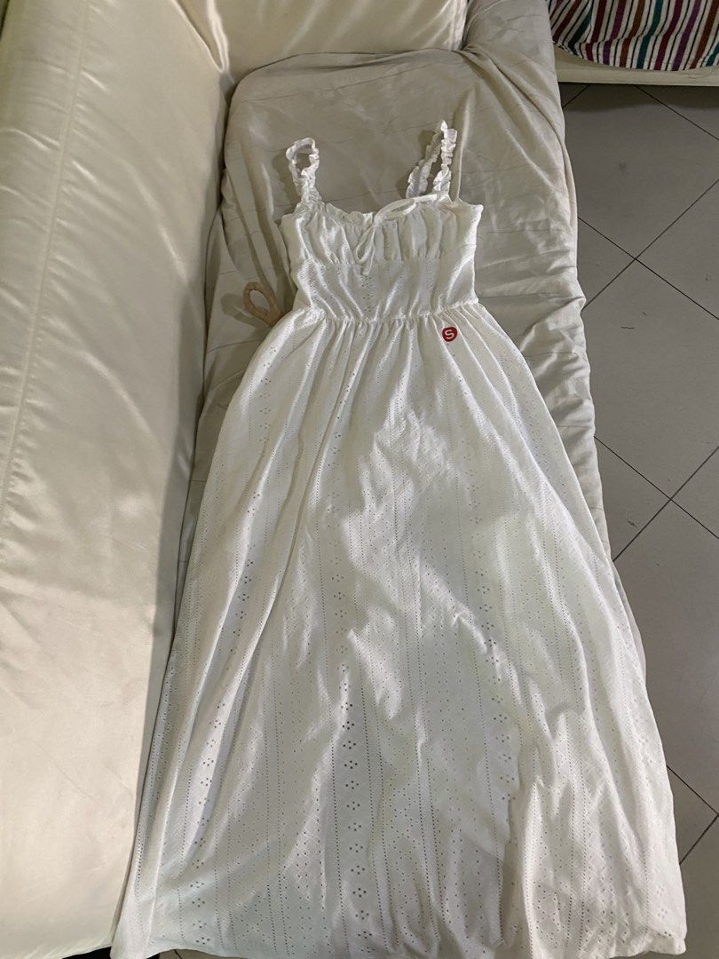 HQ Long White Dress (Category: Evening dresses & gowns) located in Quezon City. Submitted by lightsnowie (Listing ID 1443791352, Image 3). Description: - super HQ - with lining - never worn, no flaws - thrifted in HK, bought for 1k - RFS: too big on me, best fits S-M.