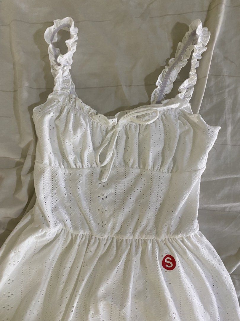 HQ Long White Dress (Category: Evening dresses & gowns) located in Quezon City. Submitted by lightsnowie (Listing ID 1443791352, Image 1). Description: - super HQ - with lining - never worn, no flaws - thrifted in HK, bought for 1k - RFS: too big on me, best fits S-M.