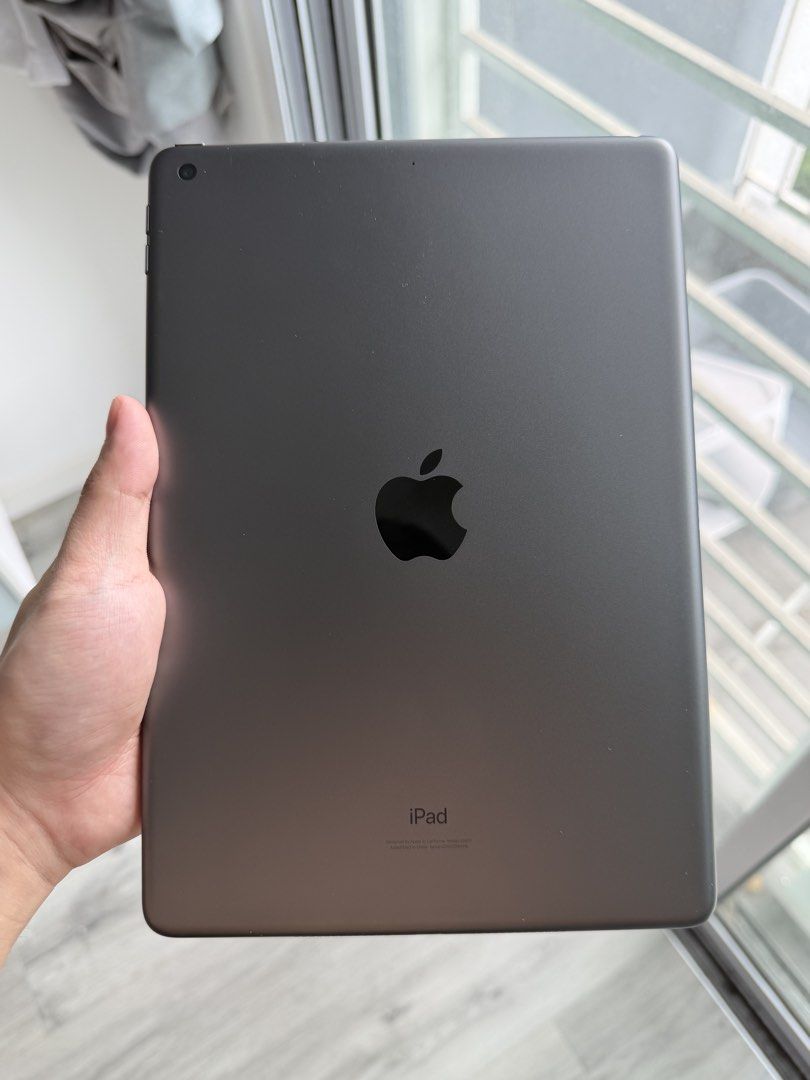 iPad 9th (Category: iPad) located in Sitiawan. Submitted by ting2341 (Listing ID 1443752906, Image 2). Description: - Free Baseus iPad Pencil - Handle well by girl - Small dent on the left corner, around 1cm - Everything functional - Price able to negotiate - Reason to sell because no longer used .