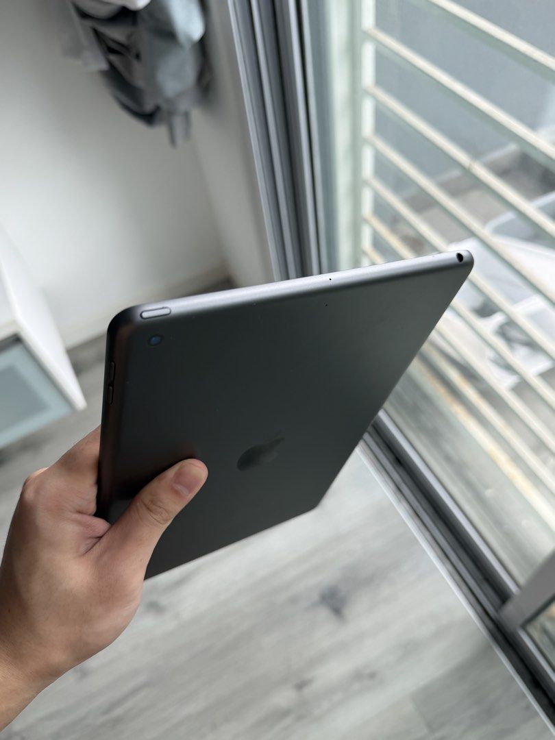 iPad 9th (Category: iPad) located in Sitiawan. Submitted by ting2341 (Listing ID 1443752906, Image 3). Description: - Free Baseus iPad Pencil - Handle well by girl - Small dent on the left corner, around 1cm - Everything functional - Price able to negotiate - Reason to sell because no longer used .