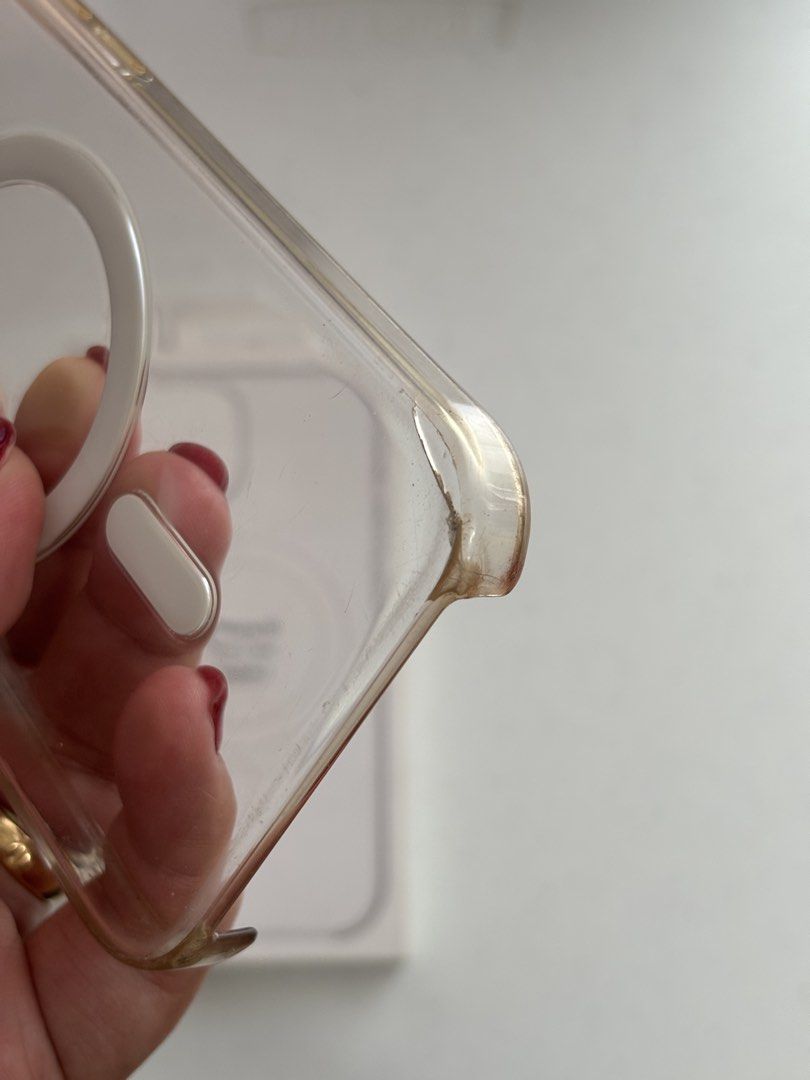 iPhone 15 MagSafe Clear Case (Category: Cases & Sleeves) located in Rizal. Submitted by alelaaaay (Listing ID 1443775169, Image 2). Description: Issue: Slightly damaged RFS: Decluttering.