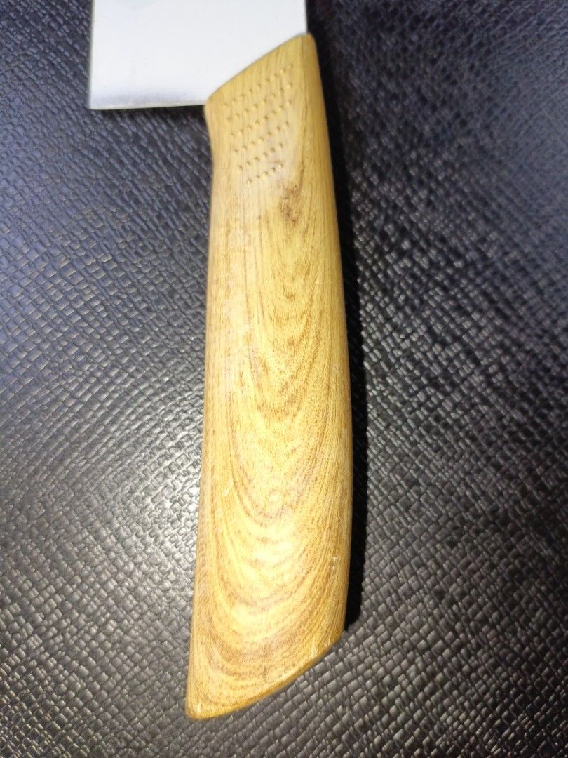 K2: Santoku Knife (Category: Knives & Chopping Boards) located in San Pedro. Submitted by elevens_online_thrift_shop (Listing ID 1443770164, Image 2). Description: 5 inches santoku knife coated with wood handle brand new.