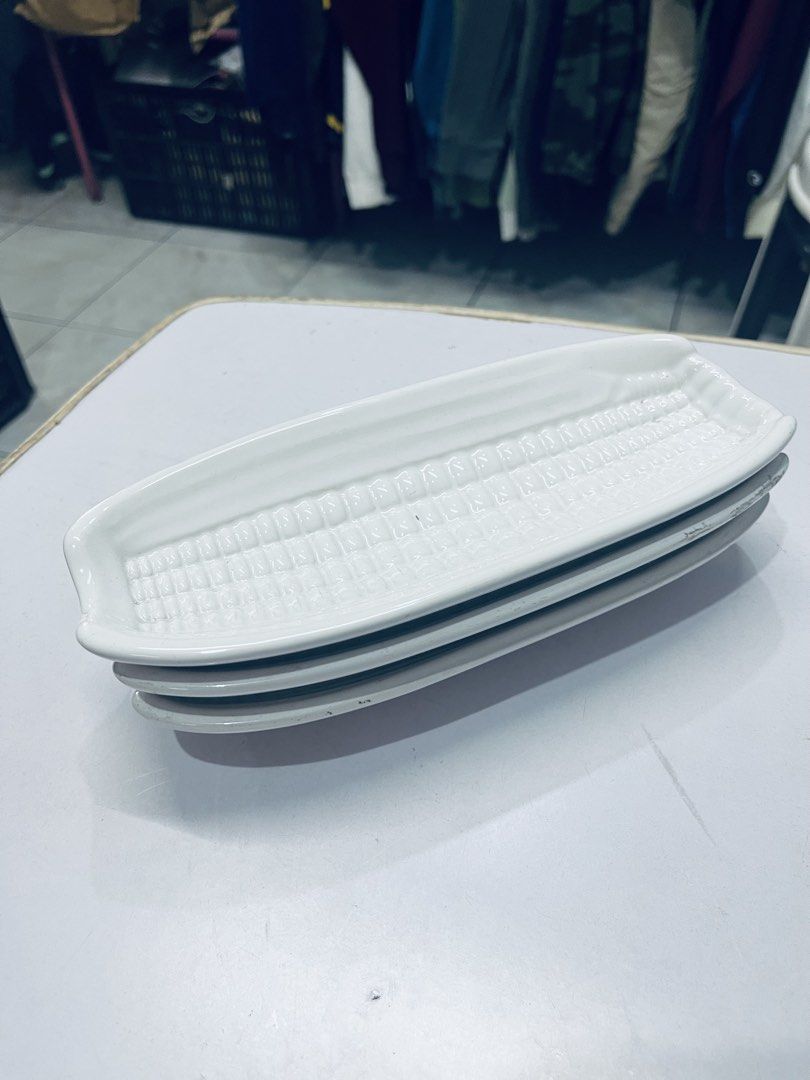 Le Creuset stoneware dish (Category: Other Kitchenware & Tableware) located in Quezon City. Submitted by wacpon_061972 (Listing ID 1443781512, Image 1). Description: (3 Pieces) This white ceramic Le Creuset stoneware dish is designed specifically to serve corn on the cob..