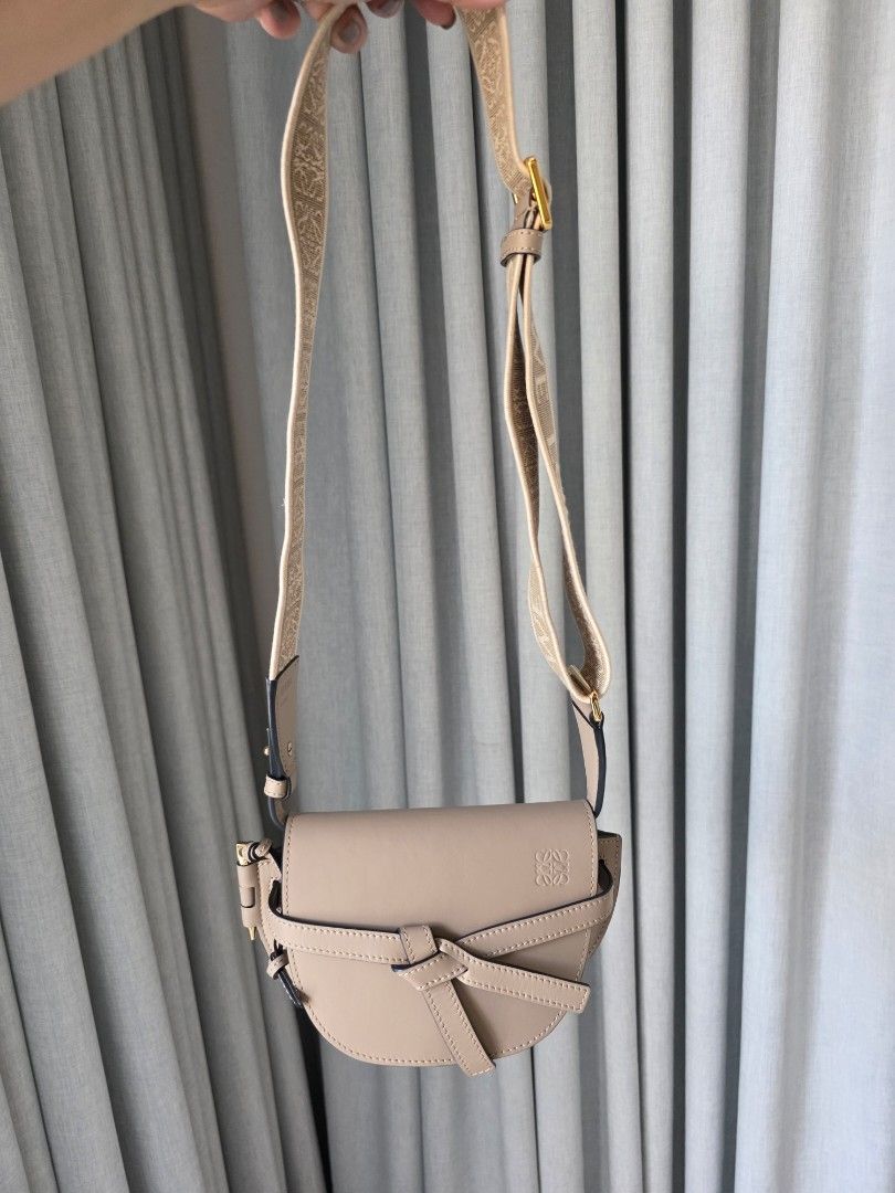 Loewe mini gate decluttering sale (Category: Luxury Bags & Wallets) located in San Juan City. Submitted by dailydealsphest2010 (Listing ID 1443906627, Image 2). Description: 100% original Loewe almost brand new condition .