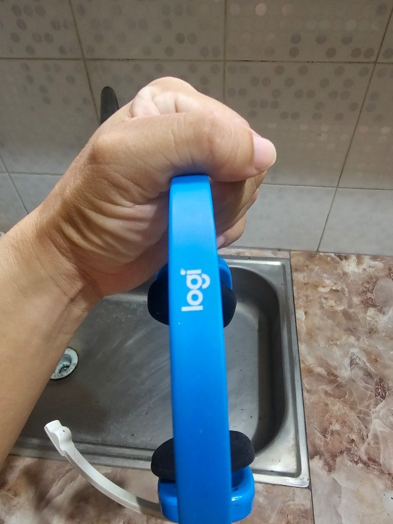 Logitech H390 Headset with Mic (Category: Headphones & Headsets) located in Marilao. Submitted by bcantong (Listing ID 1443702965, Image 3). Description: - Logitech H390 - Blue Logitech headset - Flexible microphone - Connects via pink and green audio jacks - Ideal for gaming or calls - In excellent working condition.