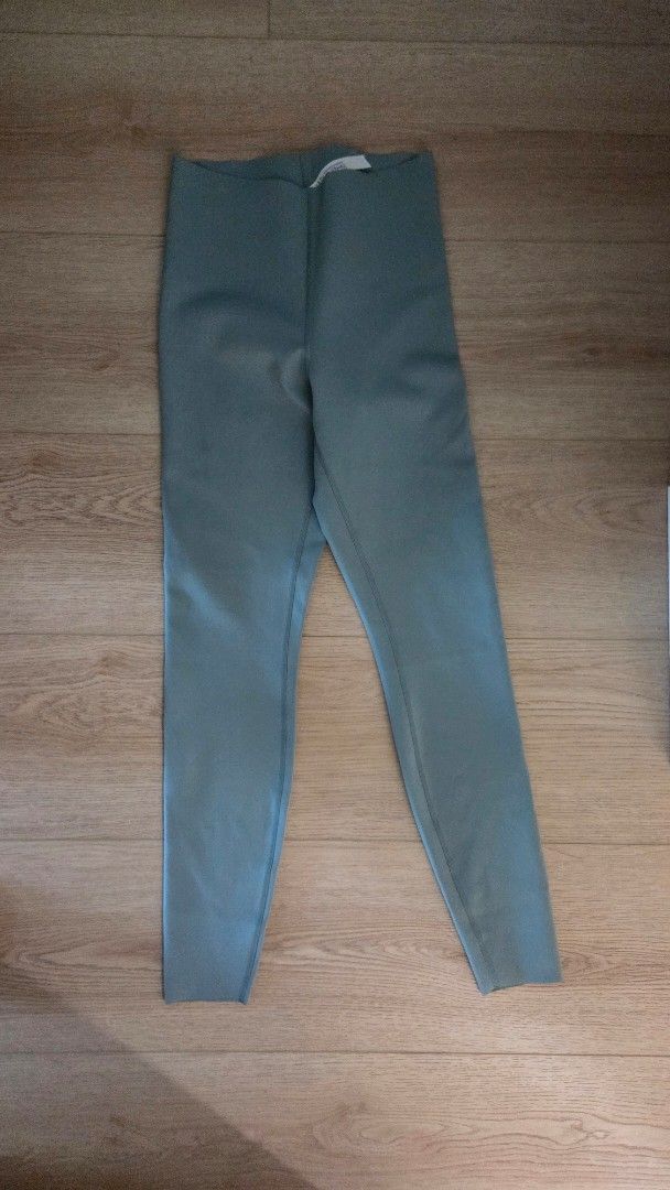 Lululemon glow up high rise tight 28" (Category: Activewear) located in Quezon City. Submitted by liquidatormnl (Listing ID 1443714673, Image 2). Description: brand new lululemon glow up High rise tight 28" size 8.