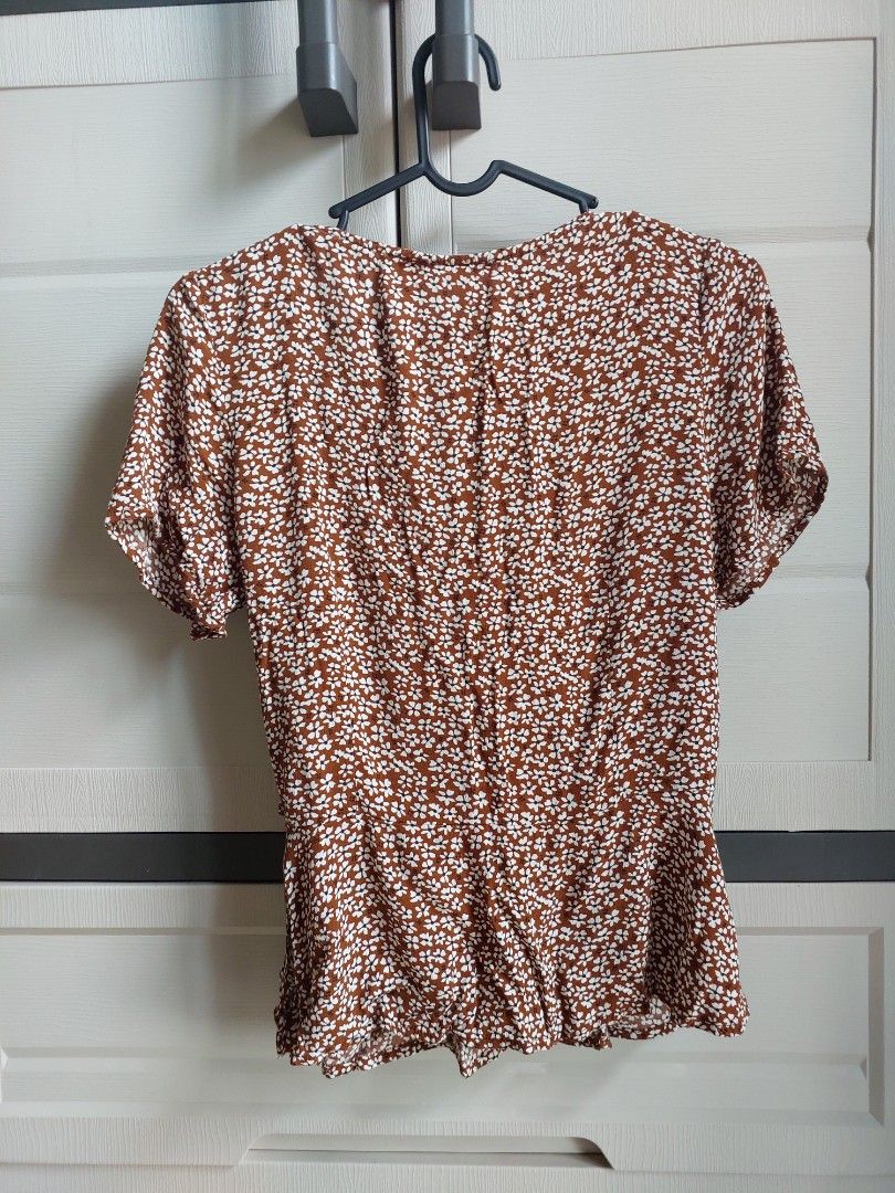 Mango Brown Floral Wrap-around Peplum Top (Category: Blouses) located in Pasay City. Submitted by mcleo10 (Listing ID 1443768167, Image 3). Description: - Adorable brown top with a charming ditsy floral print. - Features stylish puff sleeves for a feminine touch. - Adjustable tie details on both sides for a customized fit. - Made from a light and flowy fabric, ensuring comfort. - Versatile piece, ideal for casual outings or dressing up for a nigh