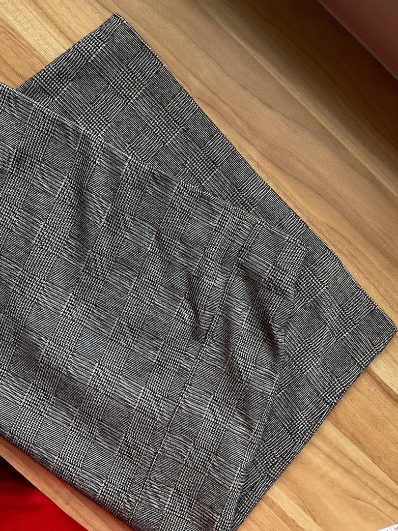 Mango Plaid Pencil Skirt with Slit (Category: Skirts) located in Antipolo. Submitted by gaeumi (Listing ID 1443744419, Image 3). Description: .