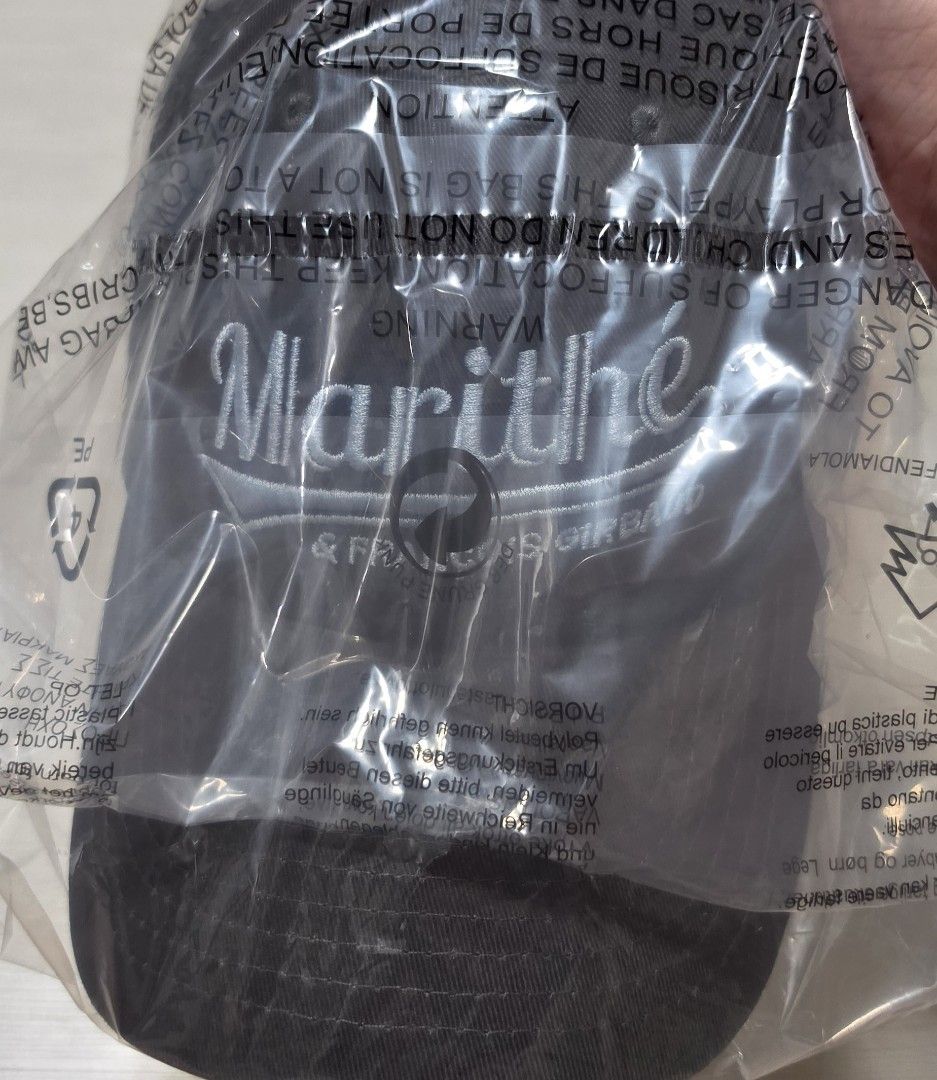 Marithe Cap （分類：帽）位於 Hong Kong。 由 sharuharus 提交（商品編號 1443863362，圖片 3）。簡介： 全新 朋友送 <灰色> 自己太多帽 戴唔到咁多 同 Marithe 同款 包順豐(只限順豐站/智能櫃) 諗清楚先好買 唔好嘥大家時間 非誠勿擾🙏。