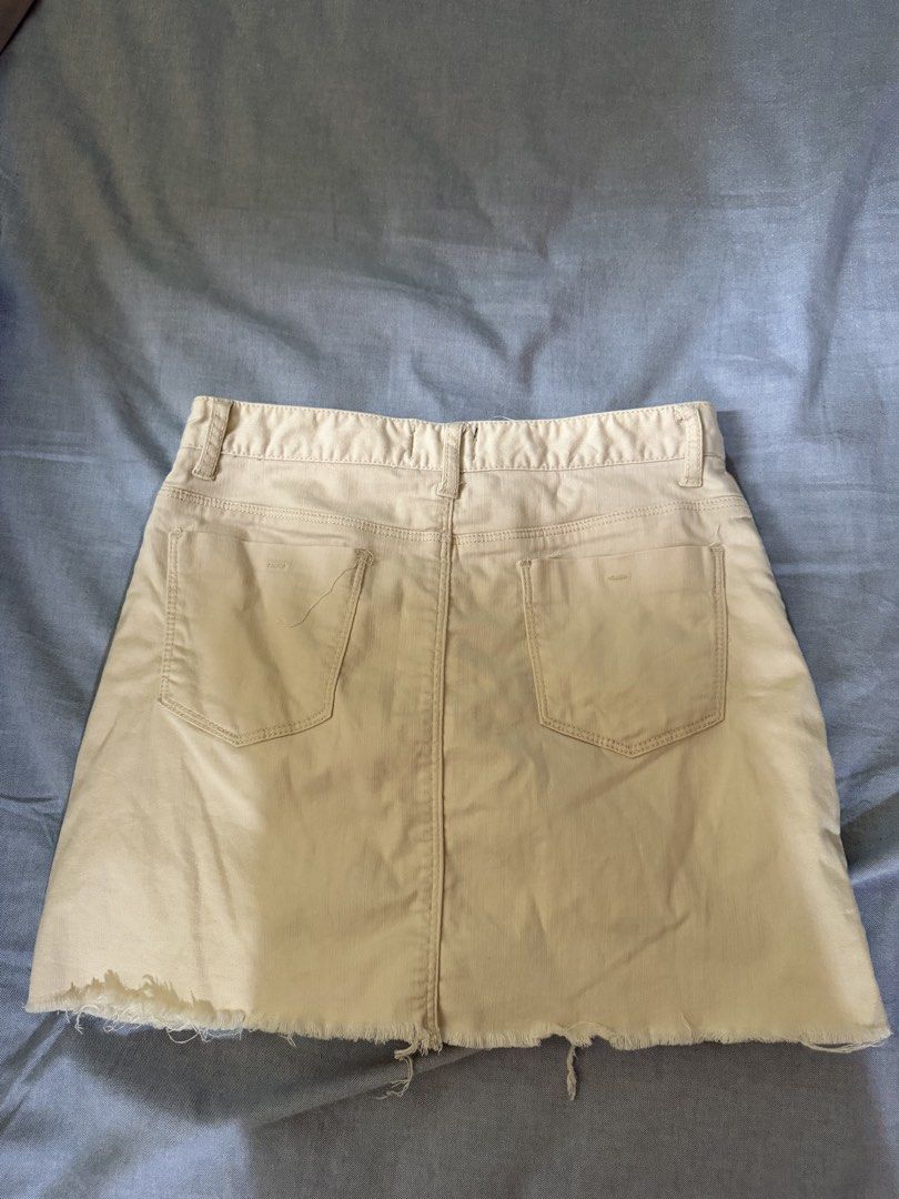 Mini Skirt (Cream) COS Acne Studios Aritzia (Category: Skirts) located in Manila. Submitted by tjsells.101 (Listing ID 1443758826, Image 3). Description: Fits size 25-26.