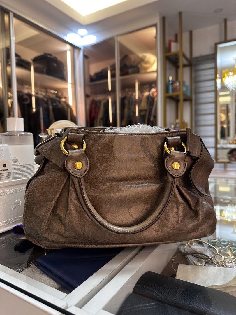 Miu Miu Bow bag leather handbag (Category: Luxury Bags & Wallets) located in Santo Domingo. Submitted by itznyxi3 (Listing ID 1443768408, Image 3). Description: - Authentic Miu Miu bag - Material: Leather - Design: Gathered - Hardware: Gold - Interior: Zip pocket, main compartment - Features: Comfortable handles - Ideal for: Everyday use.