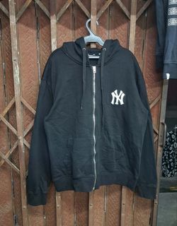 (Category: ) located in . Submitted by aqd.thrifted.goods (Listing ID 1443863242, Image 1). Description: .