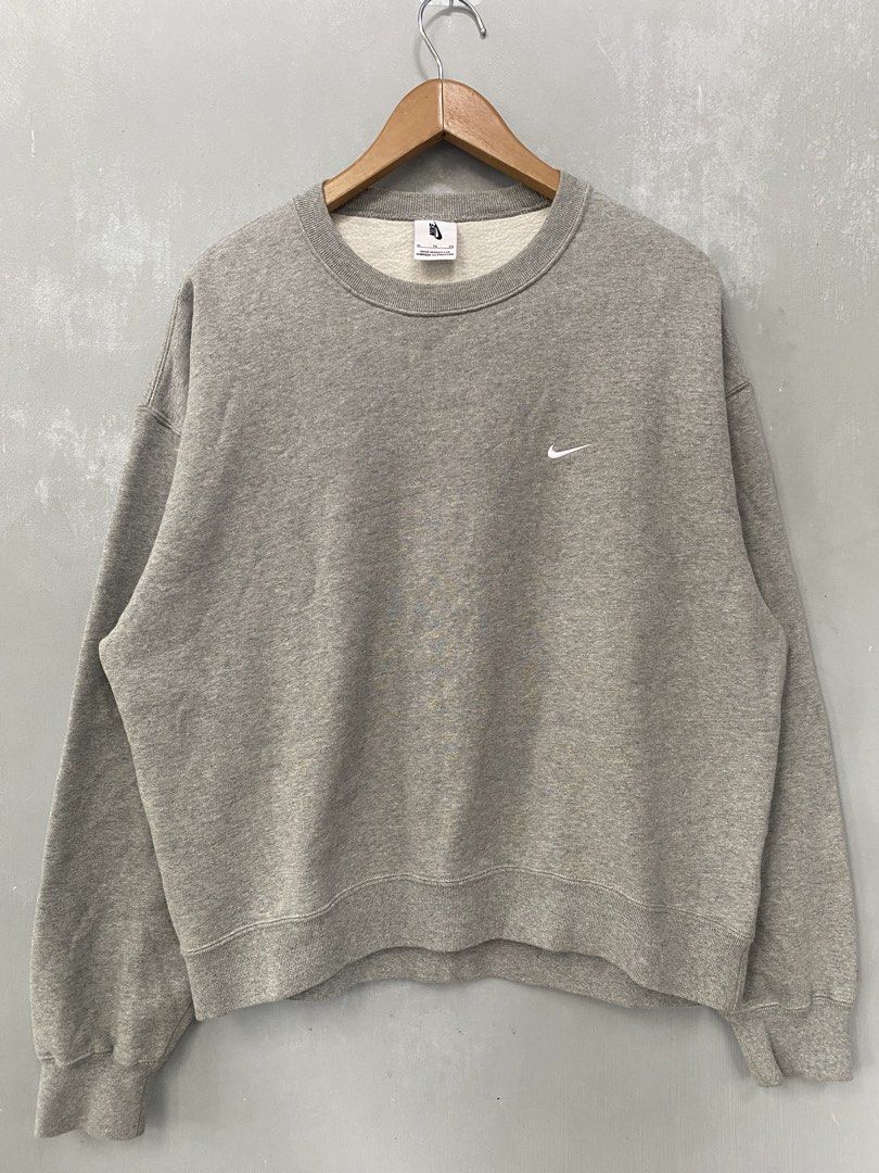 Nike Solo Swsh Crewneck (Category: Announcements) located in Dasmarinas. Submitted by behind_the_buckx (Listing ID 1443819039, Image 2). Description: 9/10 Condition No issue No flaws Size XL 26 inches Length 22 inches Width.