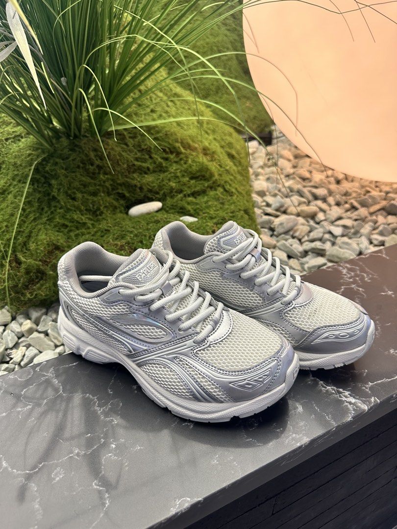 Original dr.kong Shoes (Category: Sneakers) located in Quezon City. Submitted by lrmdln (Listing ID 1443796451, Image 2). Description: Used only for a collaboration shoot.