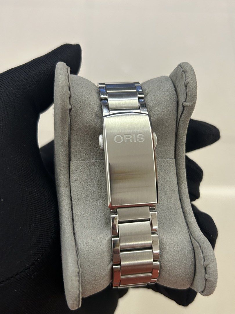 Oris Aquis 5 Days Calibre 400 (Category: Luxury Watches) located in Quezon City. Submitted by olivertomtecson8 (Listing ID 1443730491, Image 2). Description: LOWEST IN THE MARKET❗️ Oris Aquis 5 days Calibre 400 • Year : 2021 • REF # 7769 • Diameter : 41.5MM • Blue Dial / Blue Ceramic Bezel • Calibre 400 10 Years Warranty • Complete Set! Local Purchased Double Box, Complete Links, Manual, Oris Guarantee Card, Sales Invoice. Bnew Price 200K ++ Aski