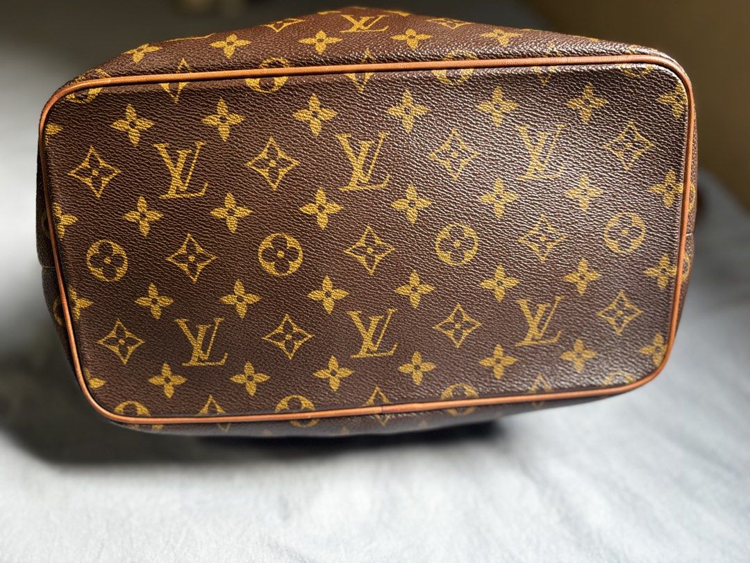 Palermo LV ( Original) (Category: Luxury Bags & Wallets) located in Bacoor. Submitted by cathya_081314 (Listing ID 1443771642, Image 2). Description: Model: Palermo PM Material: Iconic LV Monogram Coated Canvas with Vachetta Cowhide Leather Trim Hardware: Shiny Gold-Tone Hardware (with classic LV zipper pull charm) Interior: Spacious brown textile lining with convenient slip pockets and a D-ring Inclusions: Comes with its original detachable shou