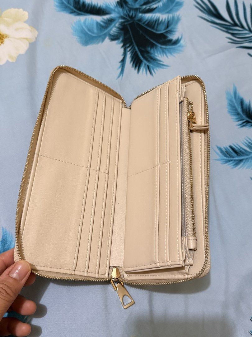 Parfois Basic Long RFID and Card Holder Wallet for Women (Category: Wallets & Card holders) located in Ilagan. Submitted by vikkirific_ (Listing ID 1443711782, Image 3). Description: rfs: Impulse buy 😅 Considered BRAND NEW, just bought recently, able to fit all my cards, coins and paper bills. however, I still preferred compact wallets Tags and plastics were already disposed Color: Beige Composition, care & origin Primary Material: 100% Polyuret