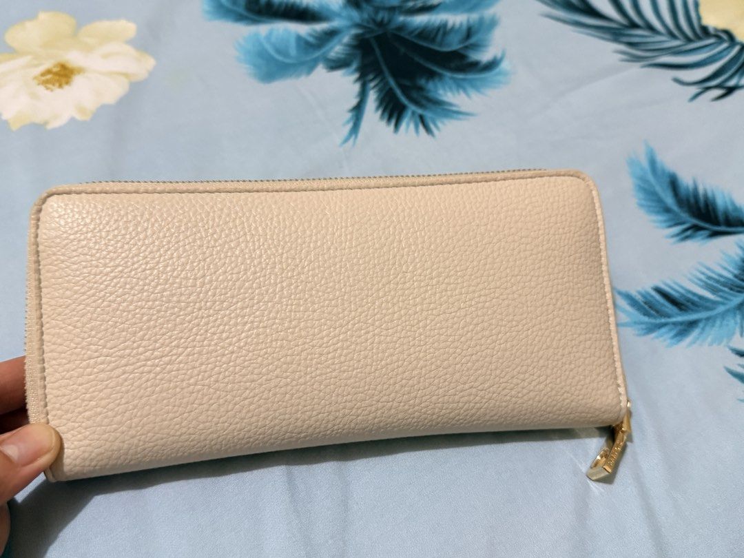 Parfois Basic Long RFID and Card Holder Wallet for Women (Category: Wallets & Card holders) located in Ilagan. Submitted by vikkirific_ (Listing ID 1443711782, Image 2). Description: rfs: Impulse buy 😅 Considered BRAND NEW, just bought recently, able to fit all my cards, coins and paper bills. however, I still preferred compact wallets Tags and plastics were already disposed Color: Beige Composition, care & origin Primary Material: 100% Polyuret