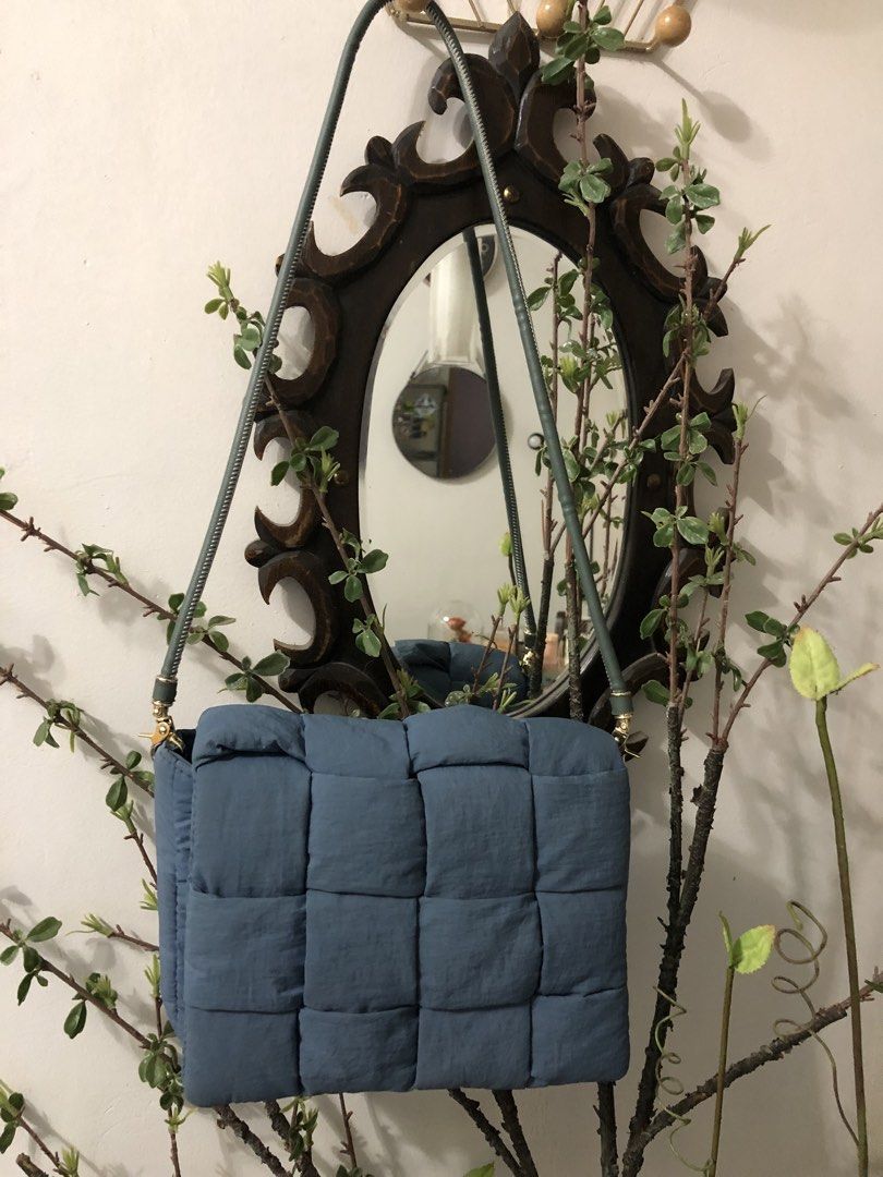Parfois puffer shoulder bag unisex (Category: Shoulder Bags) located in Lucena. Submitted by kweenritz (Listing ID 1443810869, Image 2). Description: Hello! Selling my preloved puffer shoulder bag from Parfois. Unisex. In good condition. Issue: Replaced strap. Bought 2 years ago at Trinoma branch. Orig price- 1,950.00 Inspo- b o tt e ga Color-blue Textile- soft Canvas Dimensions: 10” width 7” length 200 only plus shipping fee.