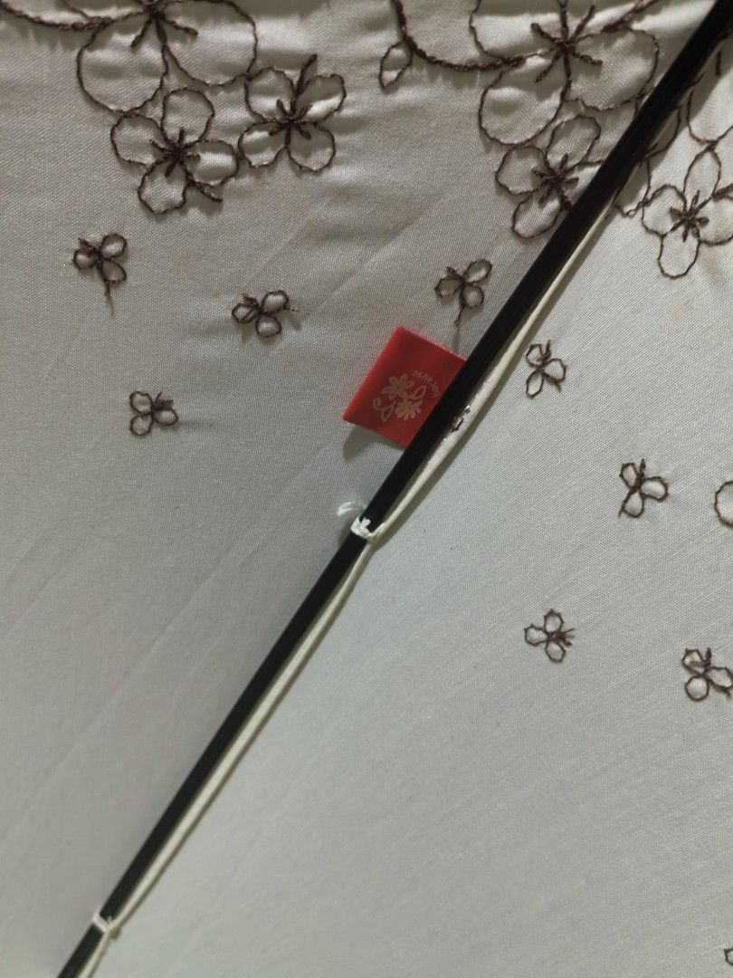 Personal Umbrella (Category: Umbrellas) located in Cebu City. Submitted by dudes_villanueva (Listing ID 1443812711, Image 2). Description: Personal Umbrella - Cream White 📌 In excellent condition. Size: 47 cm.