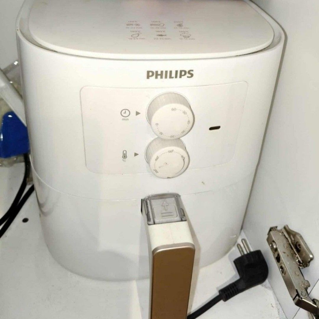 Philips Airfryer 4.1L Multicooker (Category: Fryers) located in Pasig City. Submitted by cetleo (Listing ID 1406365001, Image 3). Description: - Philips Airfryer - 4.1L Capacity - 1400W Power - Multicooker Functionality - From the Official Philips Store RFS: decluttering! only used twice.