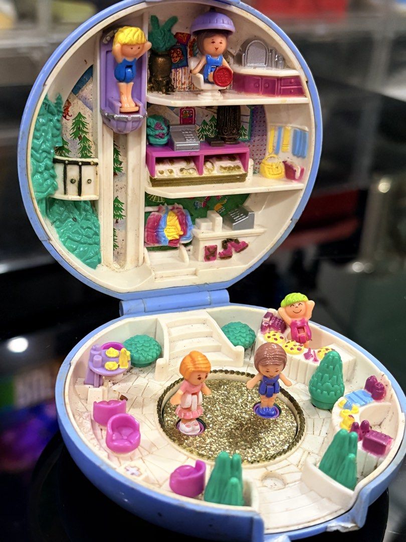 Polly pocket 1989 skating party (Category: Kids Toys) located in Makati City. Submitted by tomypom (Listing ID 1443705532, Image 2). Description: Authentic Bluebird 1989 Polly pocket Skating party ***DOLLS ARE SOLD SEPARATELY*** Issue damage lock Wysiwyg See pictures for more details! 599 pesos only! .