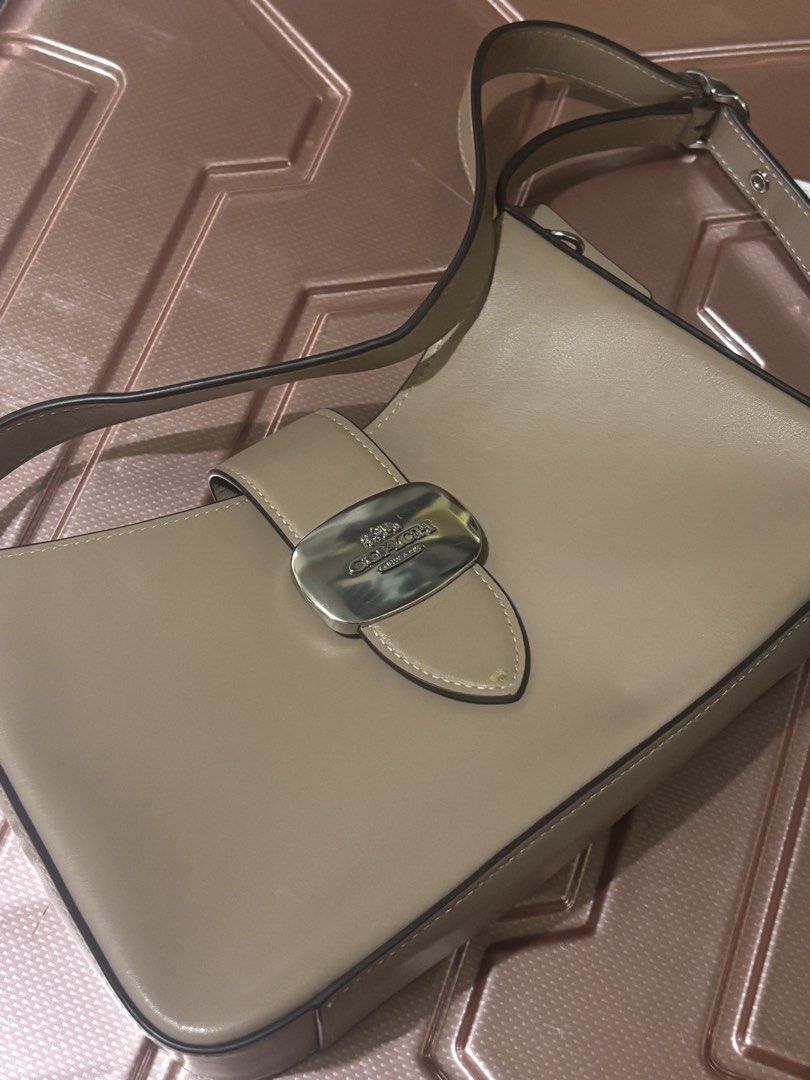 Preloved Authentic Coach Bag (Category: Luxury Bags & Wallets) located in Makati City. Submitted by synx_900 (Listing ID 1443822737, Image 1). Description: .