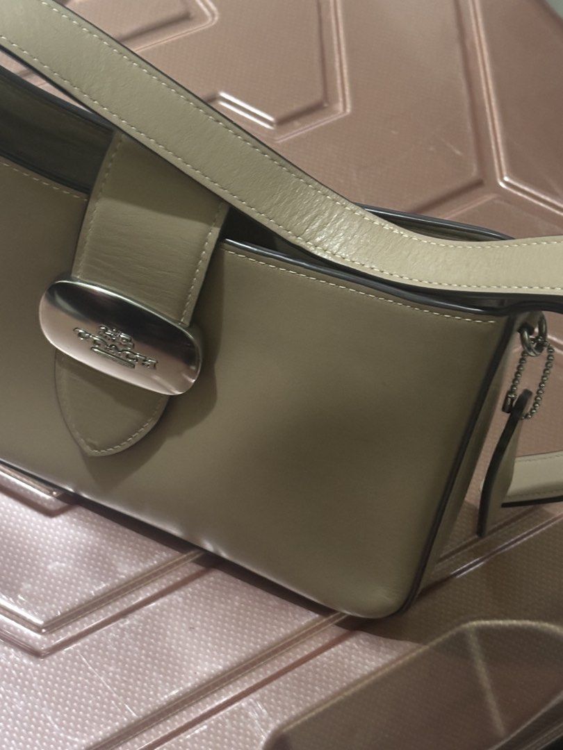 Preloved Authentic Coach Bag (Category: Luxury Bags & Wallets) located in Makati City. Submitted by synx_900 (Listing ID 1443822737, Image 2). Description: .