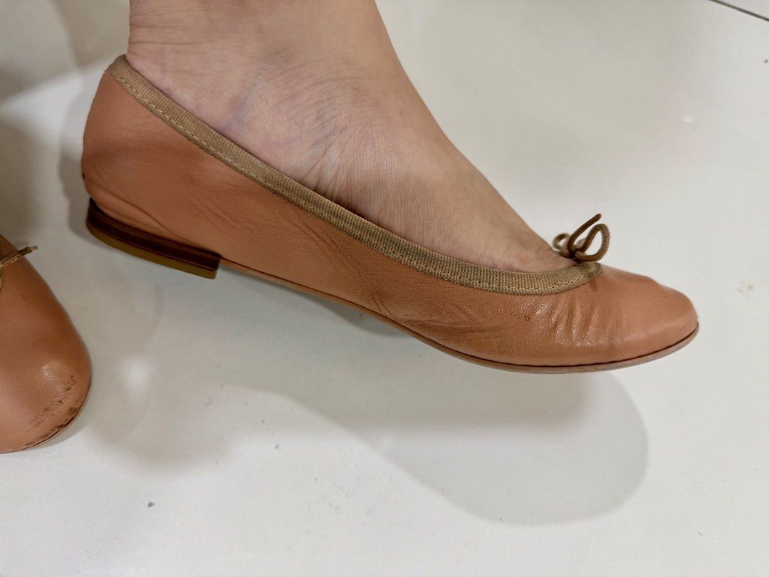 Repetto size 37 (Category: Flats & Sandals) located in Quezon City. Submitted by thessavee (Listing ID 1437130059, Image 3). Description: - Repetto Paris ballet flats - nude/beige - Bow detail on the front - Signs of wear on soles - Size indicated on sole - Leather material -just needs cleaning.