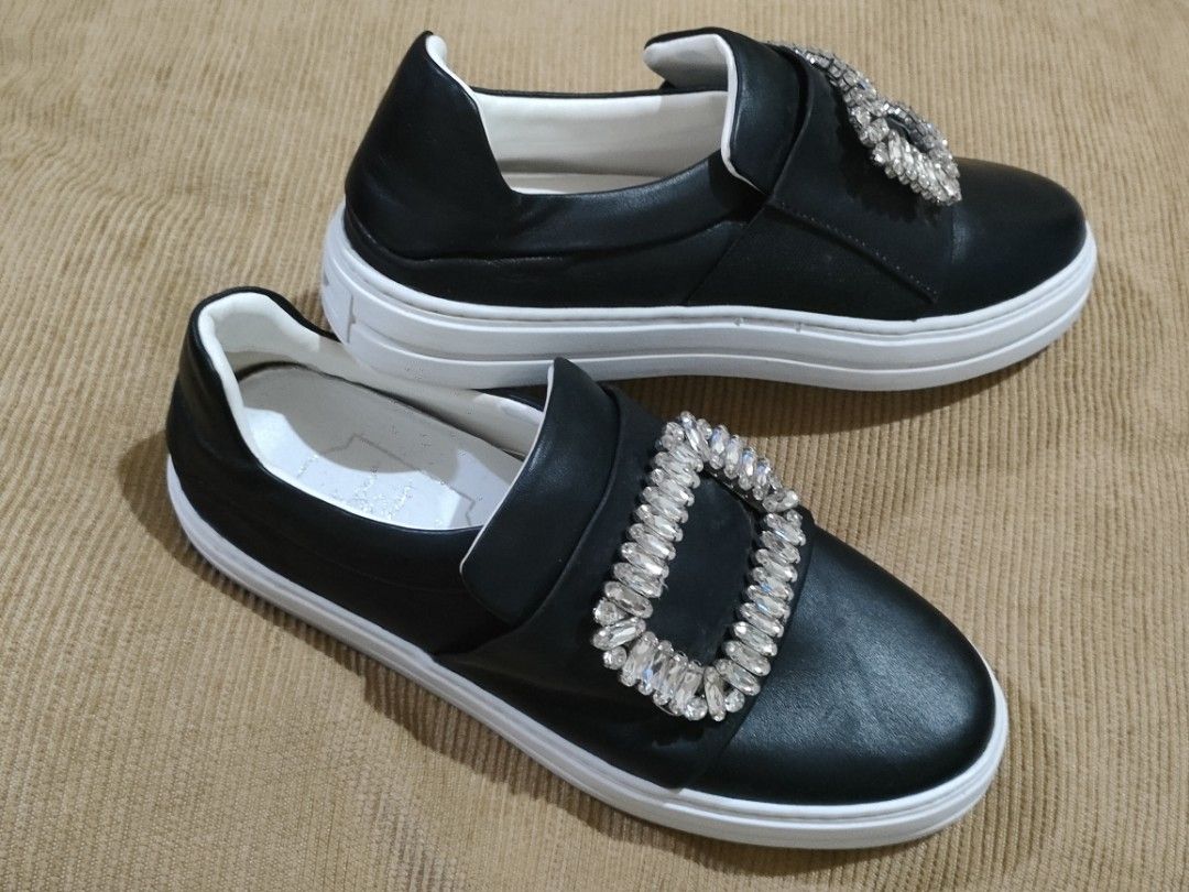 Roger vivier (Category: Sneakers & Footwear) located in Sindangan. Submitted by branden_line (Listing ID 1443832838, Image 2). Description: Roger vivier like new black leather white outsole size:us7.