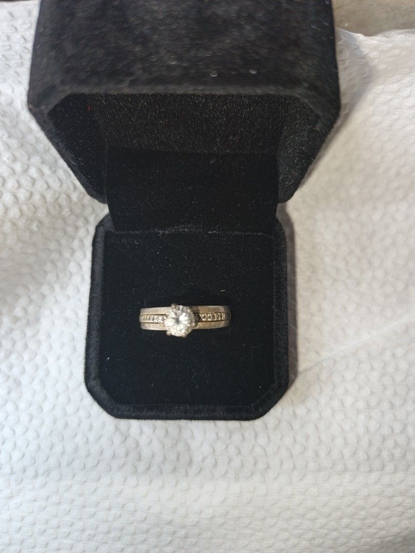 Silver 925 Ring with Center Stone and Side Stones (Category: Rings) located in Manila. Submitted by esteemed_shop (Listing ID 1443747982, Image 1). Description: - Stunning gold ring - Features a clear center stone - Accented with smaller stones along the band - Comes in a luxurious black velvet ring box - Approximate ring size: 16mm - Ideal for engagements, anniversaries, or any special occasion.